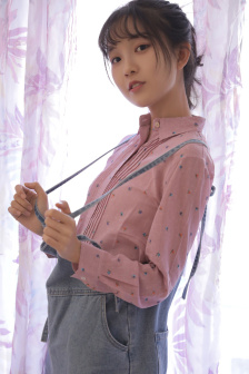 男生和女生一起差差的轮滑鞋